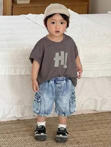 SHEIN Little Byeori Shorts jeans cargo azul, estilo casual e despojado, com bolso lateral, para bebês meninos. Perfeito para a primavera/verão, uso diário, festas, praia, formaturas, férias de verão e muito mais. Ideal para meninos de 2 anos, com estampas e estilo casual. - Lavagem leve - Ver 3