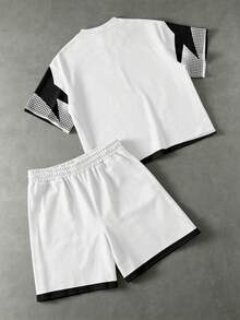Manfinity EMRG Conjunto vintage com estampa assimétrica ondulada em preto, branco e cinza. Blusa streetwear folgada de manga curta com ombros caídos e shorts com cordão na cintura. Camiseta unissex com estampa gráfica, ideal para looks casuais e esportivos de verão. - Multicolorido - Ver 2