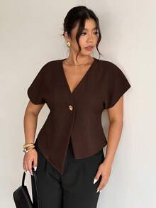 Firerie Blusa de manga corta con cuello en V, unicolor y un solo botón metálico para mujer de talla grande - Marrón - Ver 7