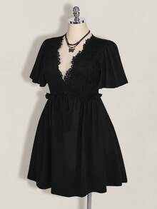 SHEIN ICON 大码女式蕾丝拼接前系带荷叶袖优雅连衣裙 - 黑色 - 查看 7