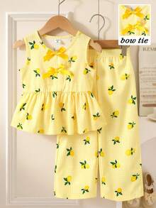 SHEIN Vintaside Kids 这款女童时尚碎花两件套，饰有黄色蝴蝶结，格纹碎花上衣带有荷叶边下摆，搭配休闲印花长裤，适合可爱甜美的女孩，展现乡村风格，舒适百搭，适合春夏日常穿着、上学、度假、参加派对等场合。女童两件套，儿童套装，女童服装套装，女童童装，夏季服装。 - 黃色 - 查看 3