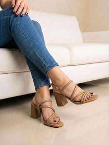 Wide Heel Sandal With Crossed Straps - Krem - View 3