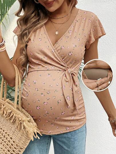 SHEIN Áo thun ngắn tay cổ chữ V in hoa, kiểu dáng thường ngày, thích hợp cho bà mẹ cho con bú.
