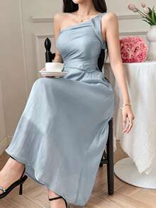 Vestido de mujer elegante de unicolor con cuello asimétrico, manga sin mangas y plisado, de largo medio, para verano y como vestido de invitada de boda - Azul - Ver 6