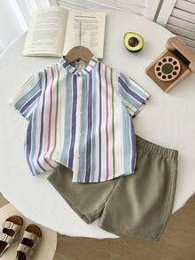 SHEIN 2 Stücke Jungen Lässig Urlaubs Komfortable vielseitige gestreifte Hemd mit Stehkragen und Shorts Set, geeignet für Hochzeiten, Strand, Schulanfang, Frühling/Sommer - Verschiedenfarbig - Übersicht 2