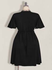 SHEIN ICON 大码女式蕾丝拼接前系带荷叶袖优雅连衣裙 - 黑色 - 查看 2