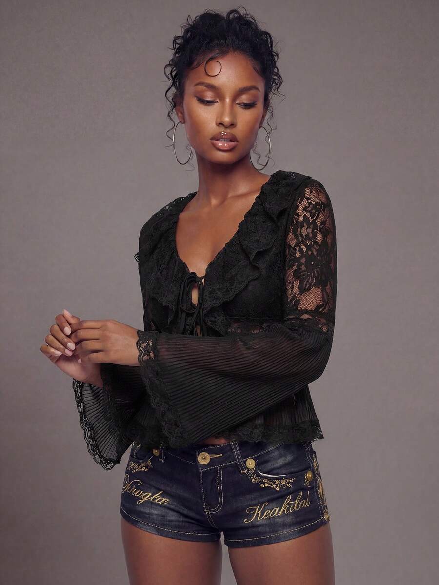 女士蕾丝拼接缎面褶裥长喇叭袖衬衫 - 黑色 - 查看 1