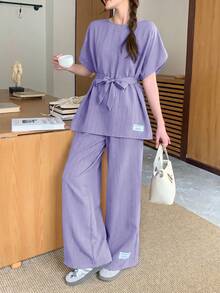 SHEIN Bộ đồ 2 mảnh dành cho nữ tuổi teen, gồm áo sơ mi dệt họa tiết, dáng rộng, vai rớt, thắt eo, in chữ và quần ống rộng, thích hợp cho mùa xuân/hè, dã ngoại mùa xuân, đi chơi thường ngày, dạo phố, đi nghỉ mát, đi học, các ngày lễ, dã ngoại gia đình mùa xuân, và mặc hàng ngày. - Màu tím - Xem 10