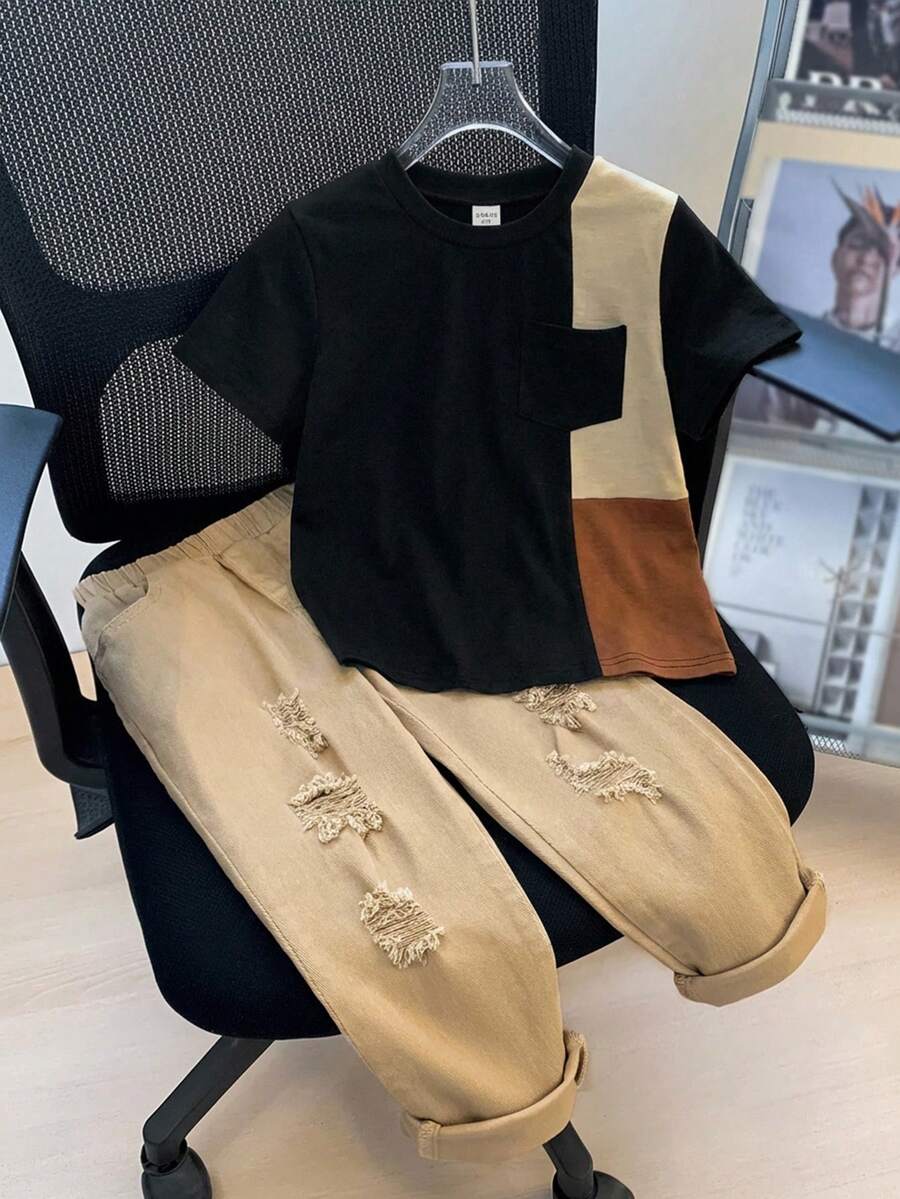 SHEIN 男童休闲运动两件套，包括一件条纹圆领T恤和一条白色长裤，宽松的日韩风格童装/男童返校套装，适合生日派对、晚宴、演出、婚礼、洗礼、返校典礼等场合，也适合日常穿着、上学、旅行、运动，以及春夏季节。