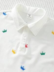 SHEIN 两件套儿童/青少年男童休闲皇冠印花针织Polo衫和白色弹力腰短裤套装,适合日常穿着、旅行、户外活动、假日派对、夏季海滩度假。 - 米色 - 查看 7