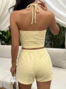 Sunnyshic Bộ đồ 2 mảnh gồm áo tank top tay ngắn cổ chữ V buộc dây phía sau và quần short cạp thấp, chất liệu vải dệt kim jacquard màu vàng, được làm thủ công với họa tiết móc, thích hợp cho mùa xuân/hè, đi nghỉ dưỡng, đi biển, ngọt ngào, dễ thương, lãng mạn, tối giản, đa năng mặc hàng ngày. - Màu vàng - Xem 2