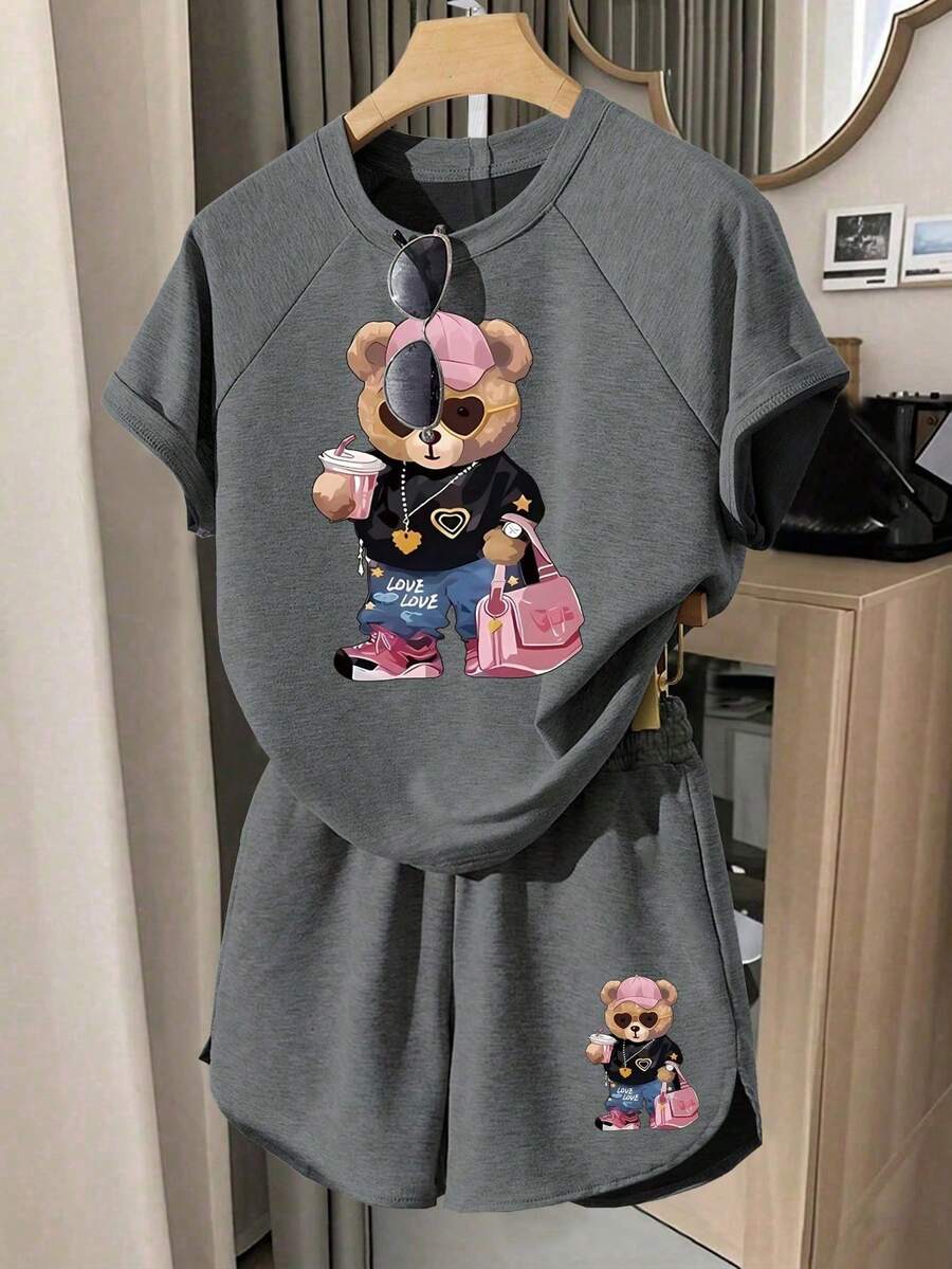 少女休闲简约中灰色插肩袖宽松短袖T恤套装,搭配酷炫太阳镜和时尚小熊印花图案,夏季设计,百搭百搭,基础款,适合户外穿着,舒适柔软的圆领T恤+短裤两件套,适合日常、度假、节日、春夏季节穿着。 - 灰色 - 查看 1
