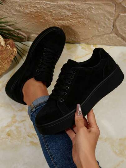 Tenis casuales con plataforma de moda para mujer, diseñados para quienes buscan fusionar comodidad en su día a día. Su silueta minimalista y monocromática en negro los convierte en un básico imprescindible, fácil de combinar con cualquier outfit, desde prendas deportivas hasta looks casuales y urbanos.