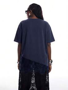 SHEIN EZwear 大尺碼不對稱下擺蕾絲寬鬆短袖T恤，夏季上衣，不對稱蕾絲上衣，女款大尺碼T恤，蕾絲T恤，女款大尺碼T恤，設計師上衣，分層T恤，寬鬆T恤日常深藍色街頭風 - 藏蓝色 - 查看 2