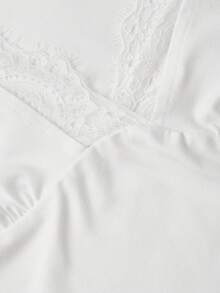 Áo thun ôm eo kiểu Y2K gợi cảm, đa năng, phối ren tương phản cổ chữ V, viền bèo nhún, thích hợp cho mùa xuân/hè. - trắng - Xem 3