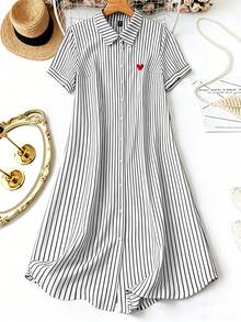 SHEIN LUNE Đầm maxi tay ngắn cổ cài cúc, kiểu dáng thanh lịch, họa tiết sọc và thêu trái tim, phù hợp cho phụ nữ cỡ lớn. - trắng - Xem 1