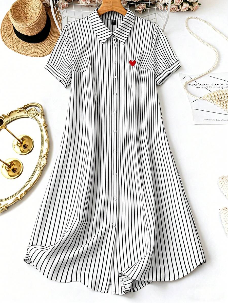SHEIN LUNE Đầm maxi tay ngắn cổ cài cúc, kiểu dáng thanh lịch, họa tiết sọc và thêu trái tim, phù hợp cho phụ nữ cỡ lớn. - trắng - Xem 1