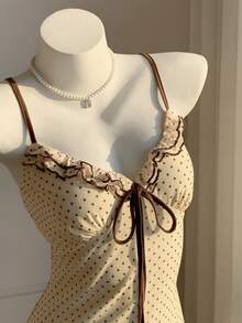 Vestido corto de verano con tirantes finos, estampado floral de lunares, cintura con lazo y volantes en el bajo - Blanco - Ver 7