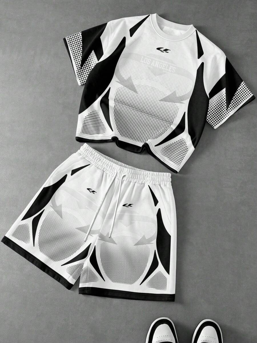 Manfinity EMRG Conjunto vintage com estampa assimétrica ondulada em preto, branco e cinza. Blusa streetwear folgada de manga curta com ombros caídos e shorts com cordão na cintura. Camiseta unissex com estampa gráfica, ideal para looks casuais e esportivos de verão. - Multicolorido - Ver 1