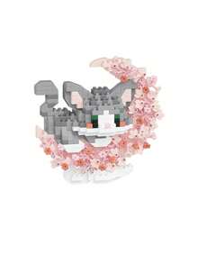 Zazumi 这款精美的三色猫月亮花积木套装，包含一个3D拼图、一个花环和一个云朵造型的底座。它非常适合摆放在书桌或书架上作为装饰品，同时也是一款令人放松的休闲玩具。它是节日礼物、派对赠品、情人节礼物的绝佳选择，适合成人、青少年、家人和朋友一起玩耍。 - 彩色 - 查看 8