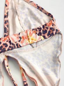 SHEIN Unity Conjunto de Duas Peças com Estampa Floral de Leopardo, Cropped com Decote em V e Costas Abertas, e Saia Míni com Babados, Design Casual, Sexy e Ideal para Férias e Festas, Primavera/Verão - Castanho - Visão 6