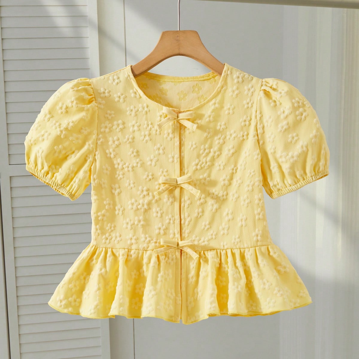 Blusa de manga abullonada con cintura ceñida de color rosa sólido para niñas, de tela tejida cómoda y suave, con diseño de botones con lazo delan