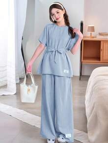 SHEIN Bộ đồ 2 mảnh dành cho nữ tuổi teen, gồm áo sơ mi dệt họa tiết, dáng rộng, vai rớt, thắt eo, in chữ và quần ống rộng, thích hợp cho mùa xuân/hè, dã ngoại mùa xuân, đi chơi thường ngày, dạo phố, đi nghỉ mát, đi học, các ngày lễ, dã ngoại gia đình mùa xuân, và mặc hàng ngày. - Màu xanh nhạt - Xem 4