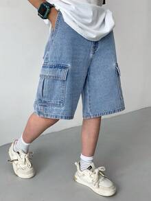 SHEIN Little Byeori 这款青少年男孩时尚休闲 Y2K 复古酷炫工装口袋设计牛仔短裤，采用水蓝色宽松舒适的工装牛仔面料，适合日常穿着、夏季、锐舞音乐节和海滩休闲穿着。 - 中等水洗藍 - 查看 4