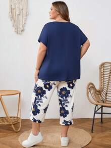 SHEIN CURVE+ Tricou roz raglan și pantaloni cu imprimeu floral pentru femei, mărime plus, un set din două piese potrivit pentru primăvară și vară - Albastru marin - Vizualizare 2