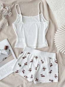 SHEIN Conjunto de regata e shorts com estampa de cervo para meninas pré-adolescentes, composto por duas peças. O shorts curto de cintura baixa com estampa de cervo e alças finas com detalhe de borboleta é perfeito para uso casual e passeios do dia a dia. - Branco - Ver 2