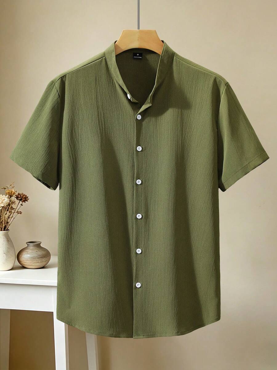 Manfinity Homme Camisa casual de manga corta con cuello alto, botones delanteros y unicolor, para verano - Verde militar - Ver 1