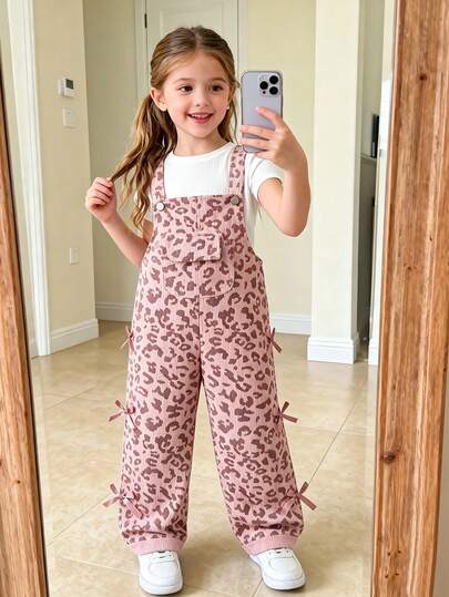 SHEIN ChillGRL 女童休闲豹纹背带裤，粉色蝴蝶结装饰，宽松直筒裤型，面料柔软舒适，适合日常休闲穿着、上学通勤，春夏秋冬四季皆宜。