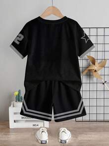 SHEIN 男童休闲简约T恤套装，经典运动风印花，撞色设计，32号印花，酷炫星星和小Logo图案 - 彩色 - 查看 3