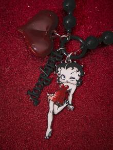 Betty Boop x SHEIN 1 قطعة حافظة هاتف محمول مع سلسلة معدنية قصيرة مزينة بخرز أحمر وأسود على شكل بيتي بوب، مناسبة للسيارة والمفاتيح - متعدد الألوان - مشاهدة 4
