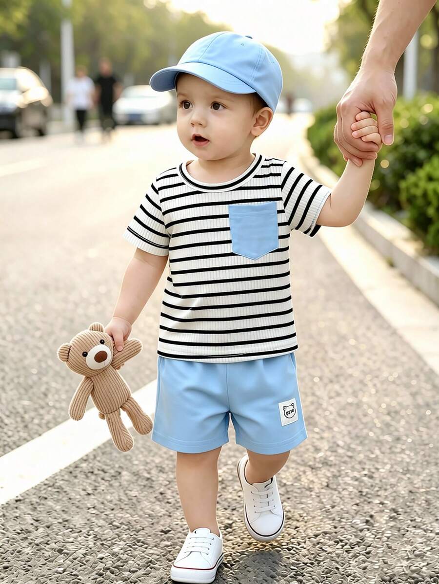 SHEIN Playful Pals 2件套幼儿男童时尚黑白条纹华夫格针织面料口袋圆领短袖T恤和黑色弹力腰字母贴片短裤套装,夏季 - 淺藍色 - 查看 1