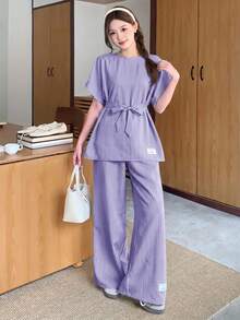 SHEIN Bộ đồ 2 mảnh dành cho nữ tuổi teen, gồm áo sơ mi dệt họa tiết, dáng rộng, vai rớt, thắt eo, in chữ và quần ống rộng, thích hợp cho mùa xuân/hè, dã ngoại mùa xuân, đi chơi thường ngày, dạo phố, đi nghỉ mát, đi học, các ngày lễ, dã ngoại gia đình mùa xuân, và mặc hàng ngày. - Màu tím - Xem 6