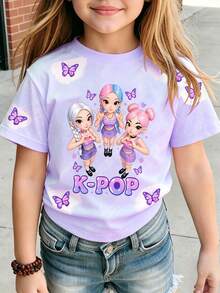 一件女童3D印花短袖上衣，印有可爱女团图案、Logo和蝴蝶泡泡装饰，风格甜美柔和，符合韩式美学。适合夏季外出穿着，韩式风格，返校季必备，舒适时尚的儿童服装。 - 彩色 - 查看 3