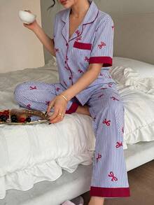 Napfluff Ensemble pyjama avec Top à manches courtes avec col à revers, bouton rouge et imprimé rayures et nœud contrastés, et pantalon. Tenue de printemps/été. Ensemble pyjama avec imprimé rayures et nœuds roses, adapté pour le port à la maison. - Prune - Voir 4