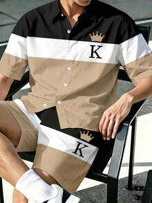 Manfinity Homme Ensemble chemise à manches courtes et short décontracté pour homme, avec boutons devant, imprimé lettres et couronne en couleurs contrastées, pour l'été - Multicolore - Voir 1