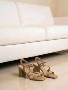 Wide Heel Sandal With Crossed Straps - Krem - View 1