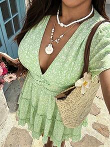 SHEIN SunnyBelle فستان قصير بأكمام قصيرة مزخرف بزهور صغيرة للنساء ذوات الحجم الكبير - أخضر - مشاهدة 3