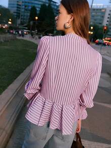 2026 Blusa a rayas con elegante cuello mao, silueta ajustada con peplum y puños fruncidos con estilo, que ofrece una opción refinada y femenina para el invierno de las mujeres, perfecta para estilos formales, uso diario pulido, looks festivos de verano y conjuntos sofisticados de primavera. - Rosa - Ver 5