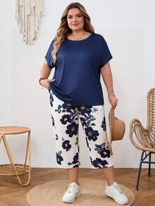 SHEIN CURVE+ Tricou roz raglan și pantaloni cu imprimeu floral pentru femei, mărime plus, un set din două piese potrivit pentru primăvară și vară - Albastru marin - Vizualizare 5