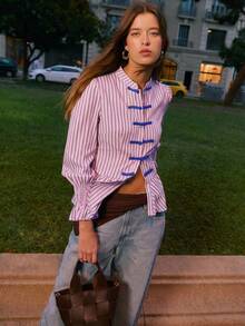 2026 Blusa a rayas con elegante cuello mao, silueta ajustada con peplum y puños fruncidos con estilo, que ofrece una opción refinada y femenina para el invierno de las mujeres, perfecta para estilos formales, uso diario pulido, looks festivos de verano y conjuntos sofisticados de primavera. - Rosa - Ver 6