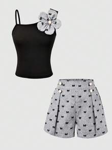 Bộ đồ hè 2 món cho bé gái, áo hai dây không tay + quần short màu vàng. Áo hai dây có dây mảnh và họa tiết hoa vàng, quần short vải jacquard màu vàng có đính ngọc trai và dây rút màu xanh dương. Kiểu dáng ngọt ngào và dễ thương, phù hợp cho bé gái mặc hàng ngày và ở nhà. - Nhiều màu - Xem 6
