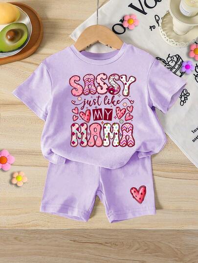 SHEIN GraphicGems Bộ đồ thể thao thường ngày dễ thương dành cho bé gái, gồm áo thun ngắn tay và quần short in họa tiết tiếng Anh, thích hợp cho các hoạt động mùa hè.