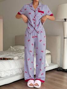 Napfluff Ensemble pyjama avec Top à manches courtes avec col à revers, bouton rouge et imprimé rayures et nœud contrastés, et pantalon. Tenue de printemps/été. Ensemble pyjama avec imprimé rayures et nœuds roses, adapté pour le port à la maison. - Prune - Voir 1