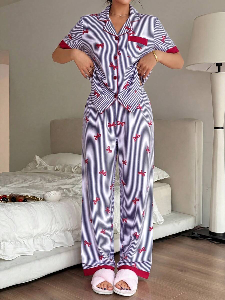 Napfluff Ensemble pyjama avec Top à manches courtes avec col à revers, bouton rouge et imprimé rayures et nœud contrastés, et pantalon. Tenue de printemps/été. Ensemble pyjama avec imprimé rayures et nœuds roses, adapté pour le port à la maison. - Prune - Voir 1
