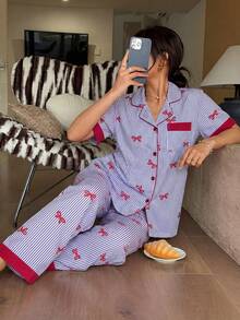 Napfluff Ensemble pyjama avec Top à manches courtes avec col à revers, bouton rouge et imprimé rayures et nœud contrastés, et pantalon. Tenue de printemps/été. Ensemble pyjama avec imprimé rayures et nœuds roses, adapté pour le port à la maison. - Prune - Voir 6