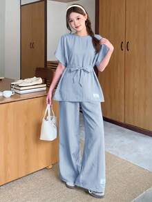 SHEIN Bộ đồ 2 mảnh dành cho nữ tuổi teen, gồm áo sơ mi dệt họa tiết, dáng rộng, vai rớt, thắt eo, in chữ và quần ống rộng, thích hợp cho mùa xuân/hè, dã ngoại mùa xuân, đi chơi thường ngày, dạo phố, đi nghỉ mát, đi học, các ngày lễ, dã ngoại gia đình mùa xuân, và mặc hàng ngày. - Màu xanh nhạt - Xem 6